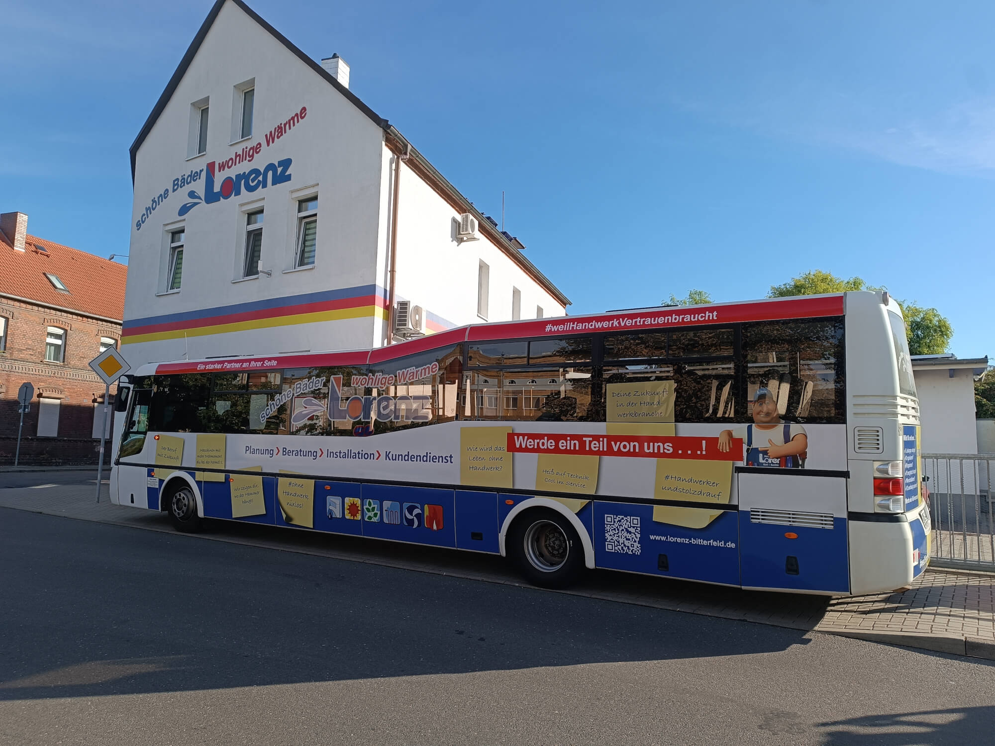 Dieses Bild zeigt einen Bus von der linken Seite welcher mit Werbung für Lorenz bedruckt ist.