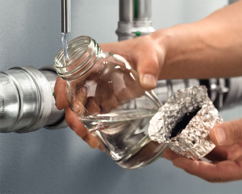 Dieses Bild zeigt wie eine Wasserprobe genommen wird.